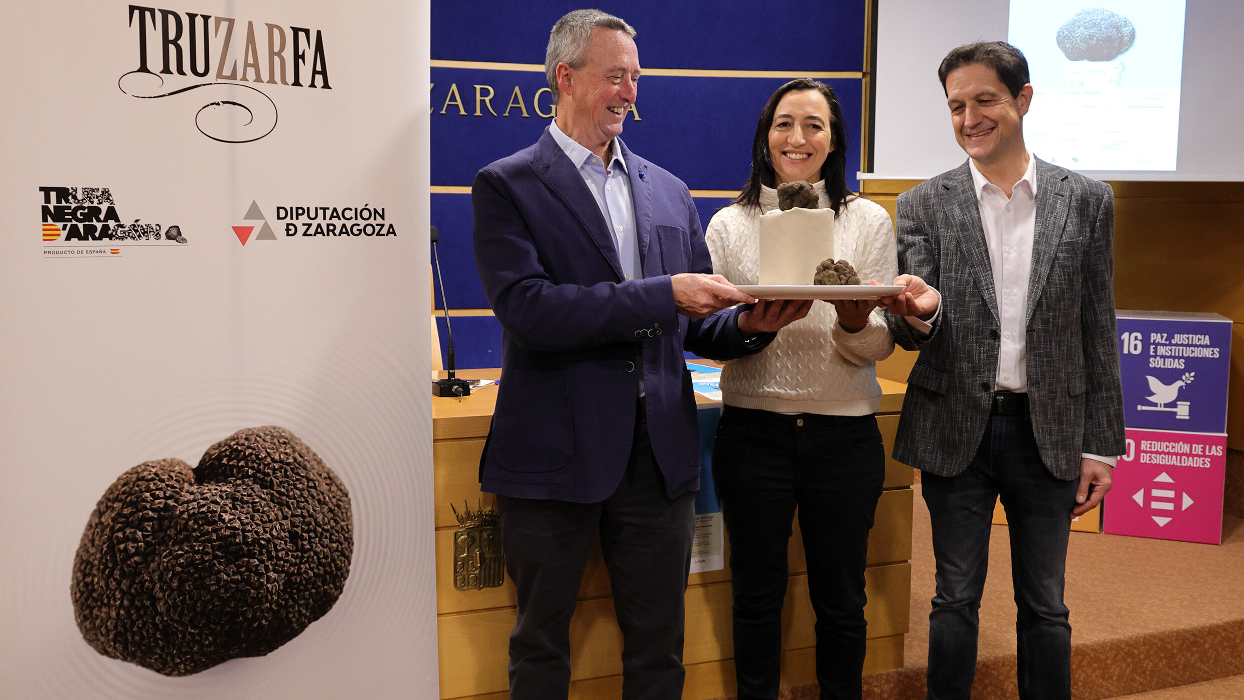 4. Miguel Gutiérrez (CITA), Cristina Palacín (DPZ) y Pedro Gil (Truzarfa) durante la presentación de la III muestra